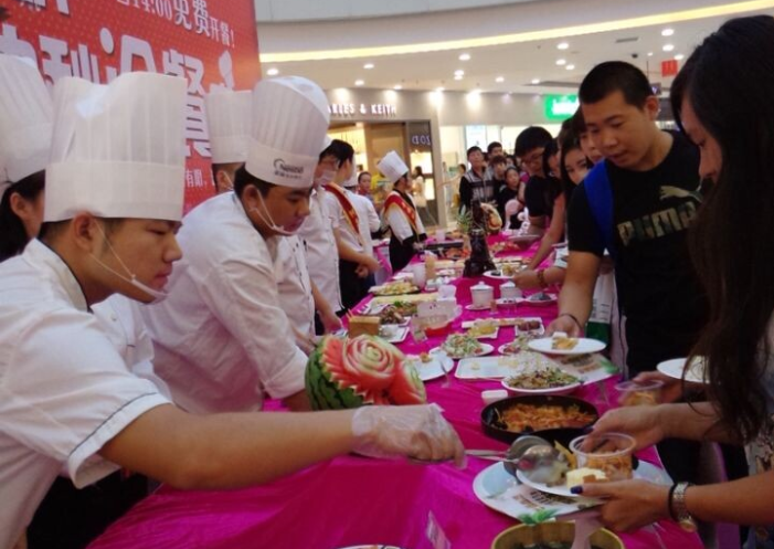 与广场内餐饮客户紧密配合，共同打造中秋节冷餐会
