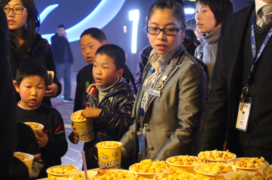 余姚万达影城举行关爱特殊儿童的义工活动