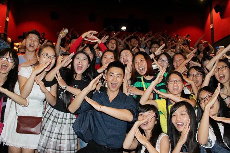 朱亚文与现场影迷互动