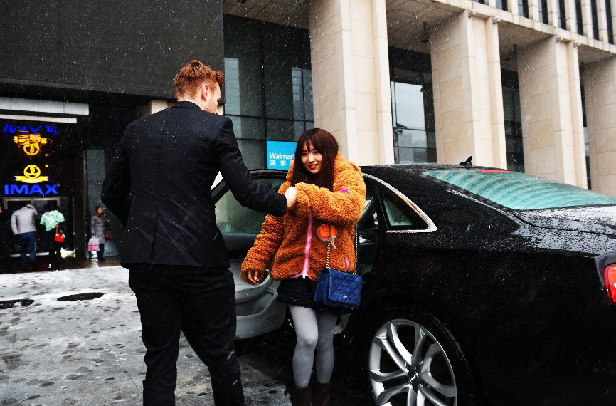 图为北京万达影城CBD店奥迪速递活动现场