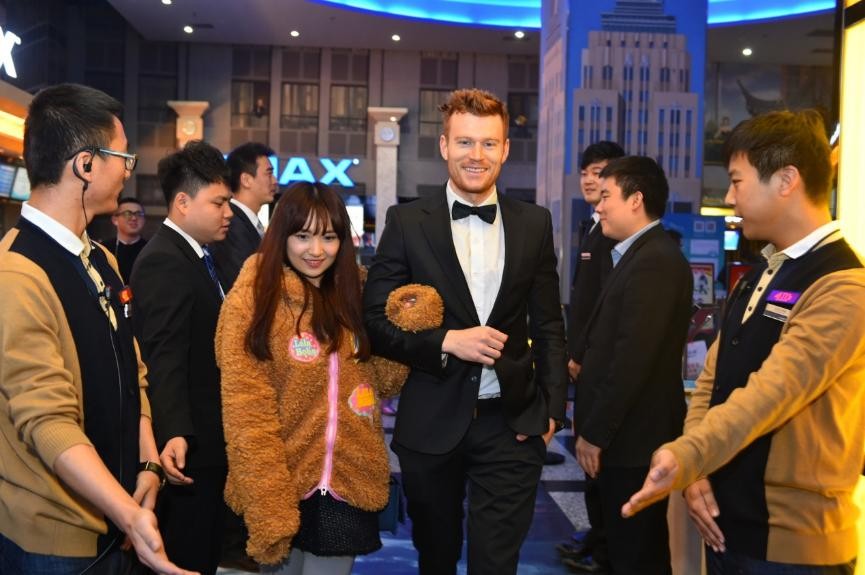 （北京万达影城CBD店列队欢迎“奥迪速递贵宾”）