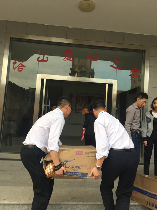 影城员工搬运物资到爱心之家