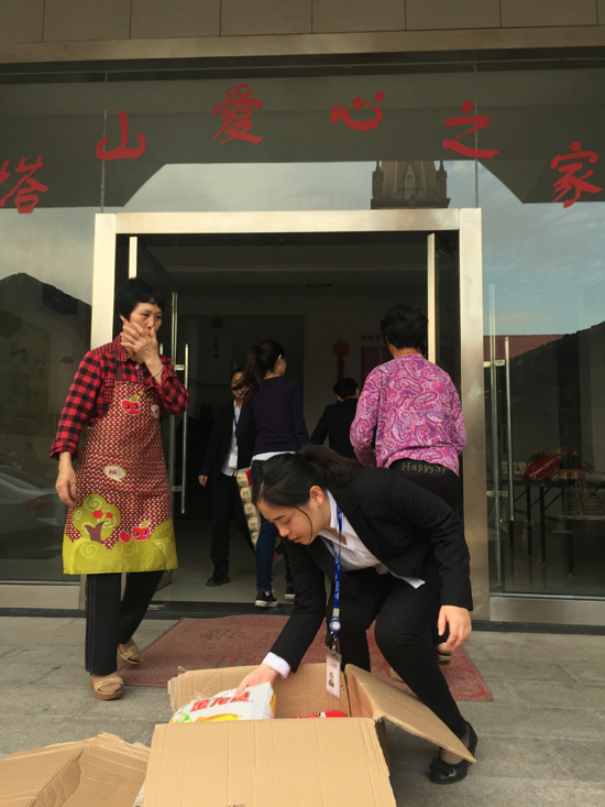 影城员工搬运物资到爱心之家