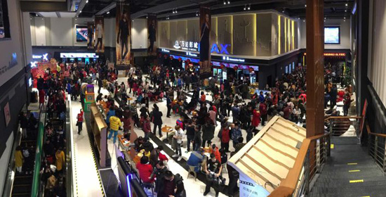 大年初一，万达影城内观众大量涌入，场面堪比春运