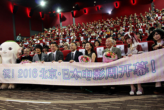 嘉宾与观众合影