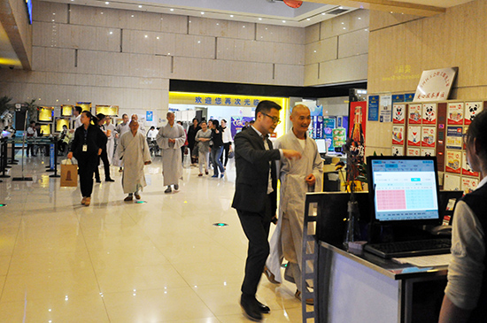 淮安万达影城邀请高僧观影《大唐玄奘》2