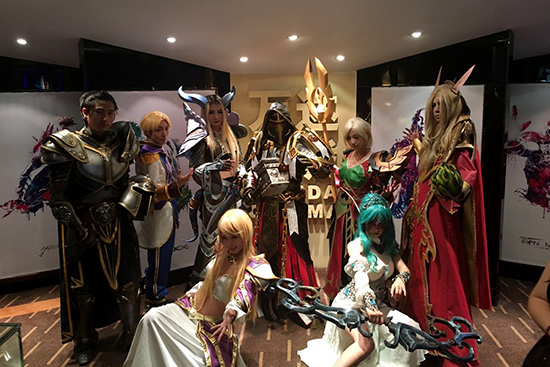 专业Coser助阵万达影城零点场与影迷一起狂欢