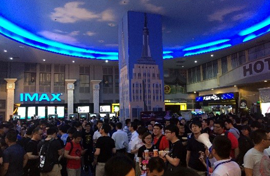 人头攒动的万达影城大堂