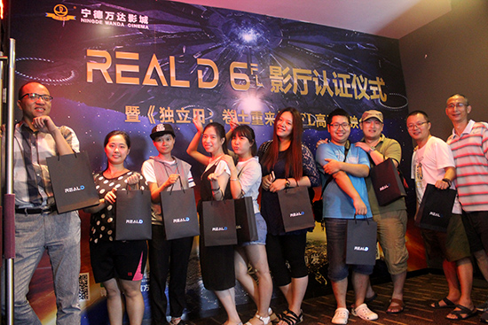 影迷持realD袋子合影
