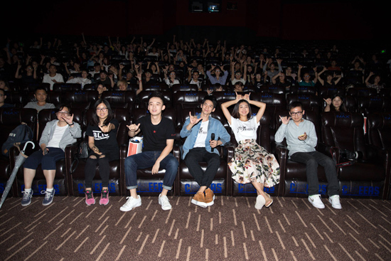 影片主创与观众合影