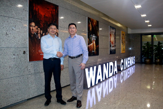 图左为万达电影院线股份有限公司董事、总裁曾茂军先生，图右为时光网CEO侯凯文先生