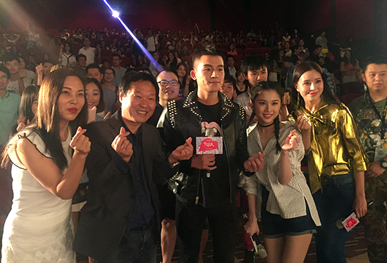 《在世界中心呼唤爱》主创同观众合影