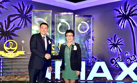 周美惠女士和阙文雄先生在万达第200块IMAX银幕Logo前留影