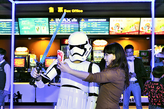星战标志性人物暴风兵在万达IMAX影厅外与观众互动