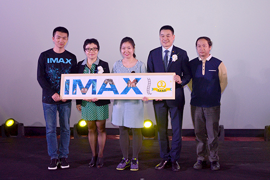 万达IMAX粉丝代表将手绘图赠送给万达和IMAX