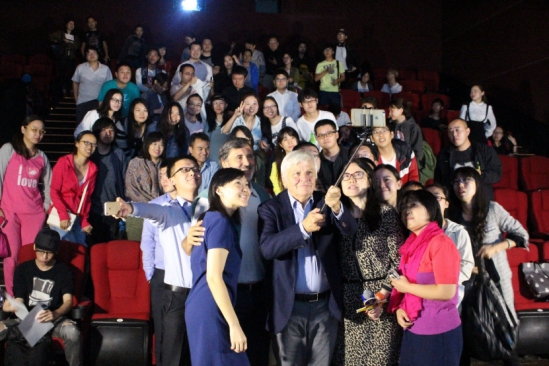 (《地球四季》导演雅克-贝汉做客万达电影大师班并与观众合影)