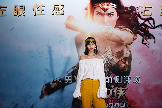 女影迷现场COS神奇女侠