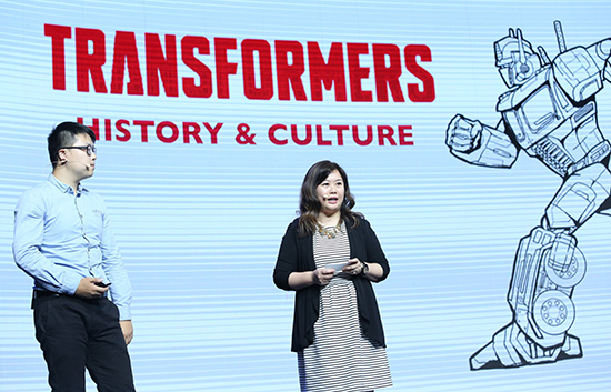 孩之宝大中华区消费品部总监张可欣与变形金刚品牌经理洪维韦上台演讲