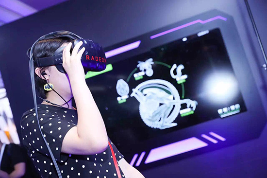 影迷在万达奥迪未来影城内体验定制VR