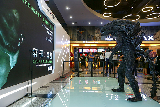 AR异形合影装之前影迷排队体验