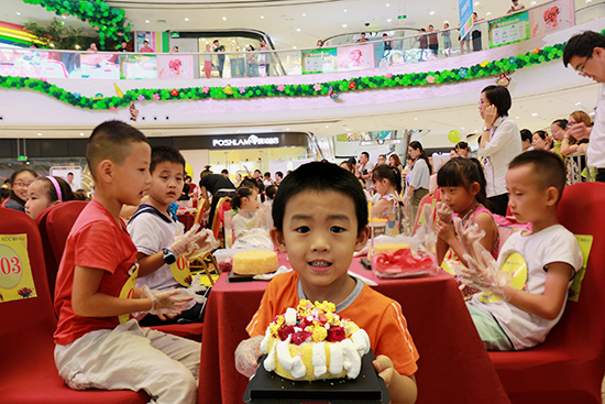 孩子制作蛋糕照片