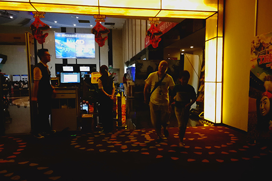 小小志愿者带盲人朋友上卫生间