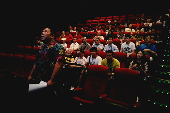 张明老师为视障朋友讲电影