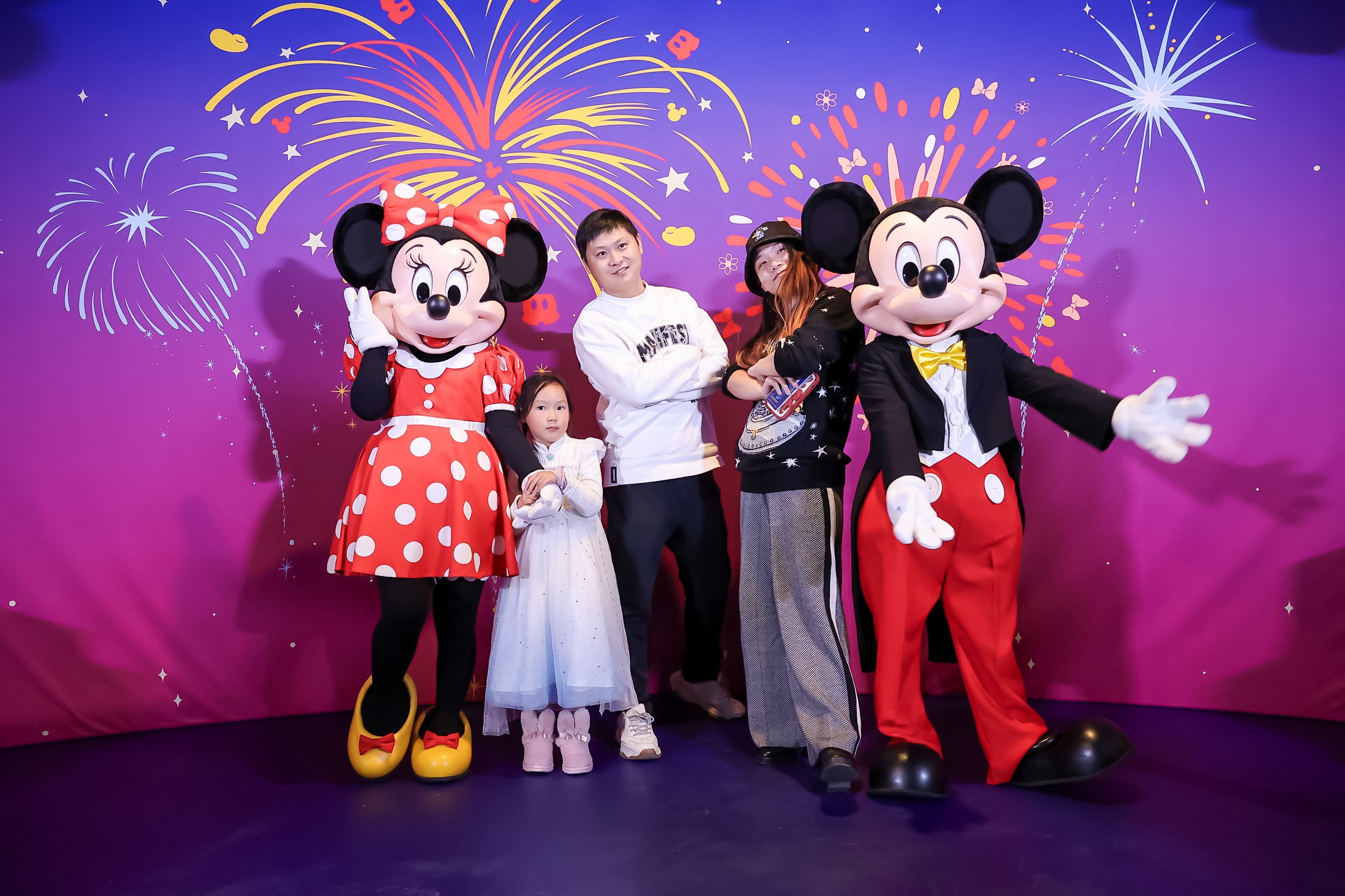 迪士尼经典角色齐聚万达影城 共庆迪士尼动画百年.jpg